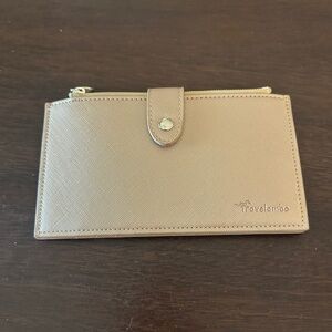 Travelambo Woman’s Wallet in Gold Color. Like New